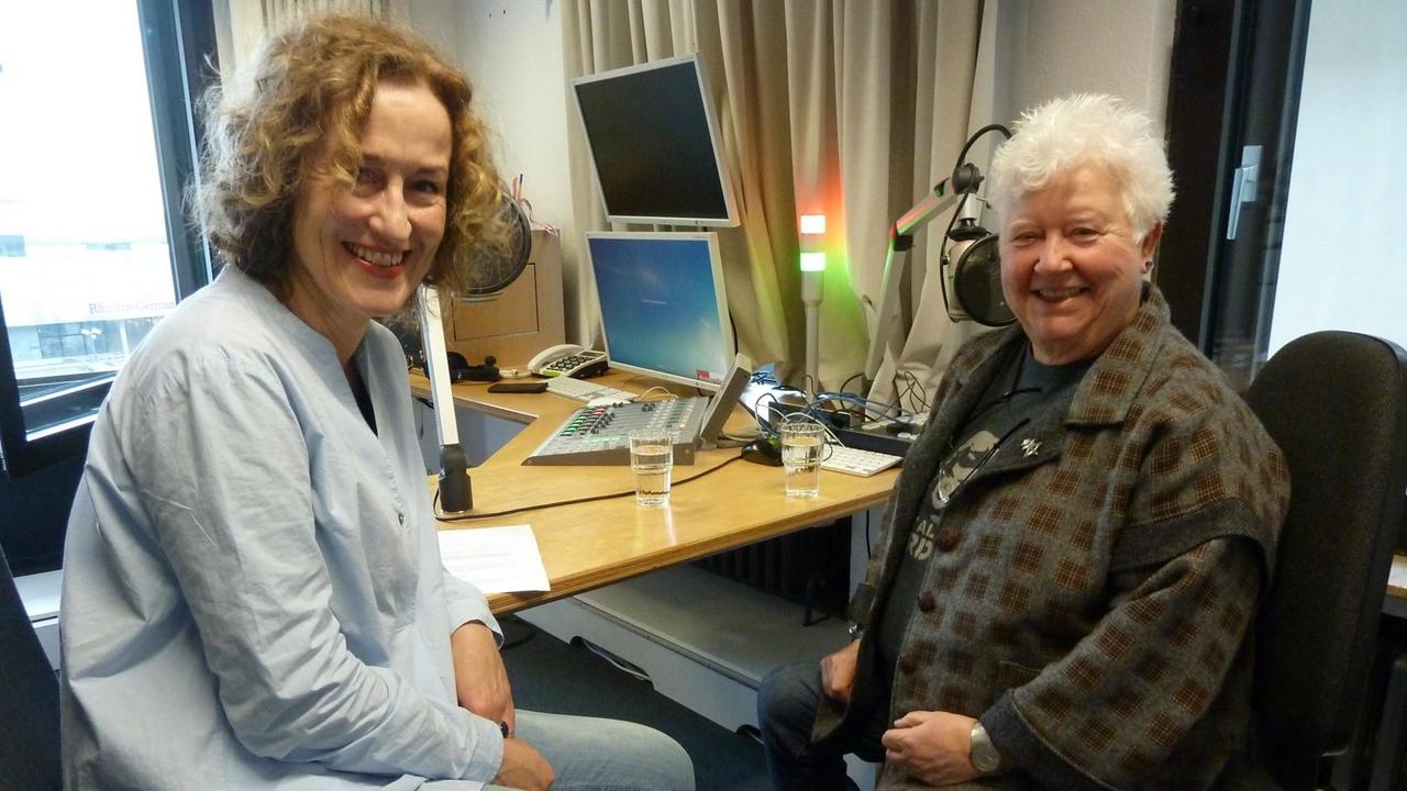 Antje Deistler und Val McDermid sitzen während eines Interviews im Studio (v.l.) Antje Deistler und Val McDermid sitzen während eines Interviews im Studio (v.l.)