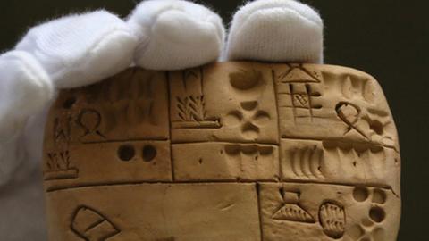 Kleine Tontafeln geben Hinweise auf die Lebensweise in antiken Zivilisationen. 