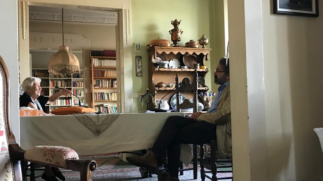 Ülkü Schneider-Gürkan im Gespräch mit dem Leiter des Hauptstadtstudios Stephan Detjen Ülkü Schneider-Gürkan im Gespräch mit dem Leiter des Hauptstadtstudios Stephan Detjen