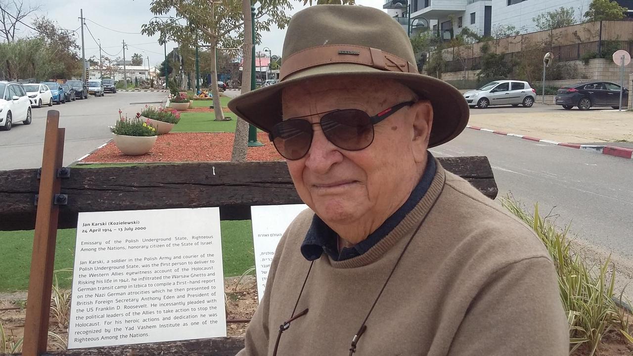 Stanisław Aronson am Jan-Karski-Platz im Norden von Tel Aviv Stanisław Aronson am Jan-Karski-Platz im Norden von Tel Aviv