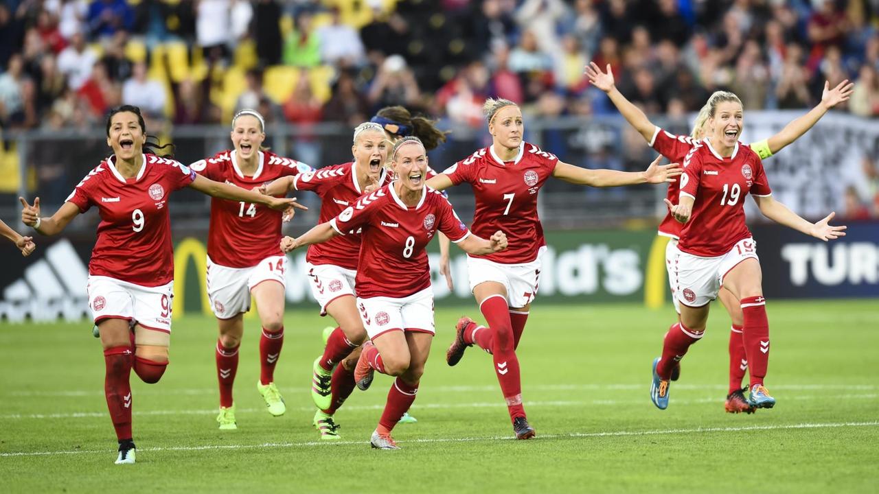 Fußball-EM in den Niederlanden: Dänische Spielerinnen jubeln nach dem Einzug ins Finale.
