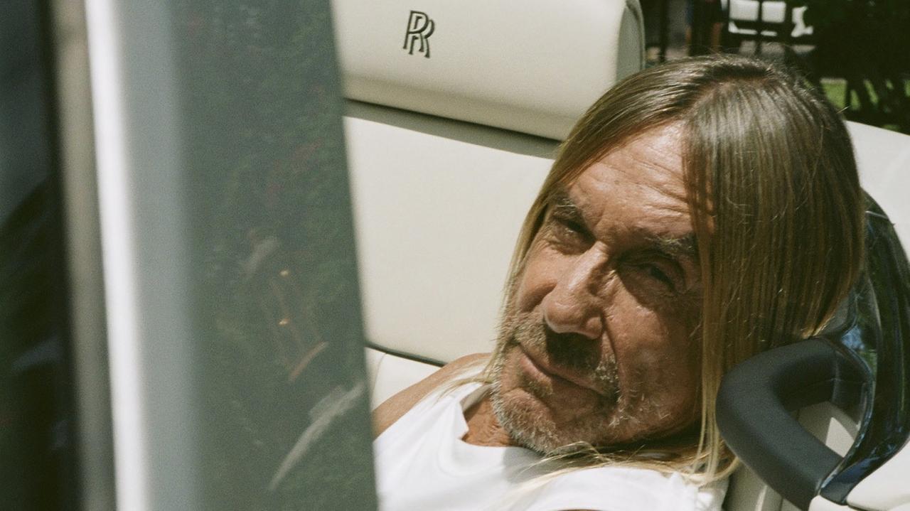Das Foto zeigt den Godfather of Punk, Iggy Pop, wie er in seinem Luxusauto entspannt. Das Foto zeigt den Godfather of Punk, Iggy Pop, wie er in seinem Luxusauto entspannt.
