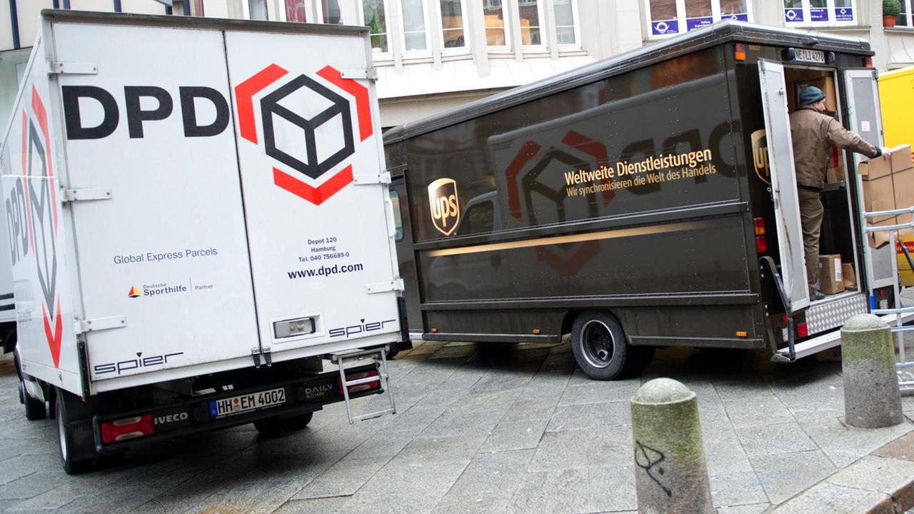 Transportwagen der Logistikunternehmen DPD, UPS (United Parcel Service) und DHL in der Innenstadt von Hamburg. Foto: Christian Charisius dpa/lno | Verwendung weltweit