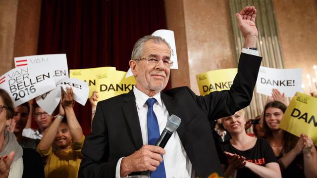 Der österreichische Präsidentschaftskandidat und ehemalige Grünen-Chef Alexander Van der Bellen nach der Stichwahl am Sonntag., 22.05.2016.