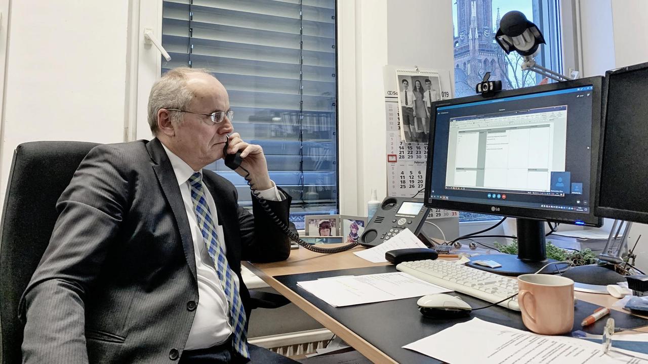Hartmut Wollenteit in einer Telefonkonferenz. Hartmut Wollenteit in einer Telefonkonferenz.