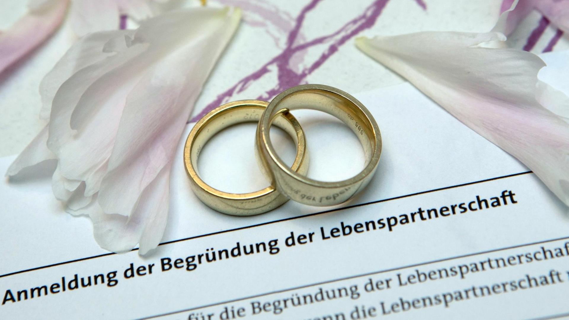 Ringe liegen am 28.06.2017 in Bremen auf einer Urkunde zu einer Lebenspartnerschaft. Frauen können Frauen heiraten, dürfen ihre Beziehung aber nicht Ehe nennen. Bislang unterscheidet das deutsche Gesetz zwischen heterosexuellen und gleichgeschlechtliche Paaren.