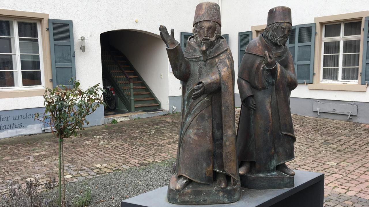 Bronzeplastik von Wolf Spitzer: "Die Weisen von Speyer" im Innenhof des Museums SchPIRA in Speyer.