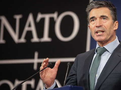 NATO-Generalsekretär Rasmussen an einem Rednerpult. NATO-Generalsekretär Rasmussen an einem Rednerpult.