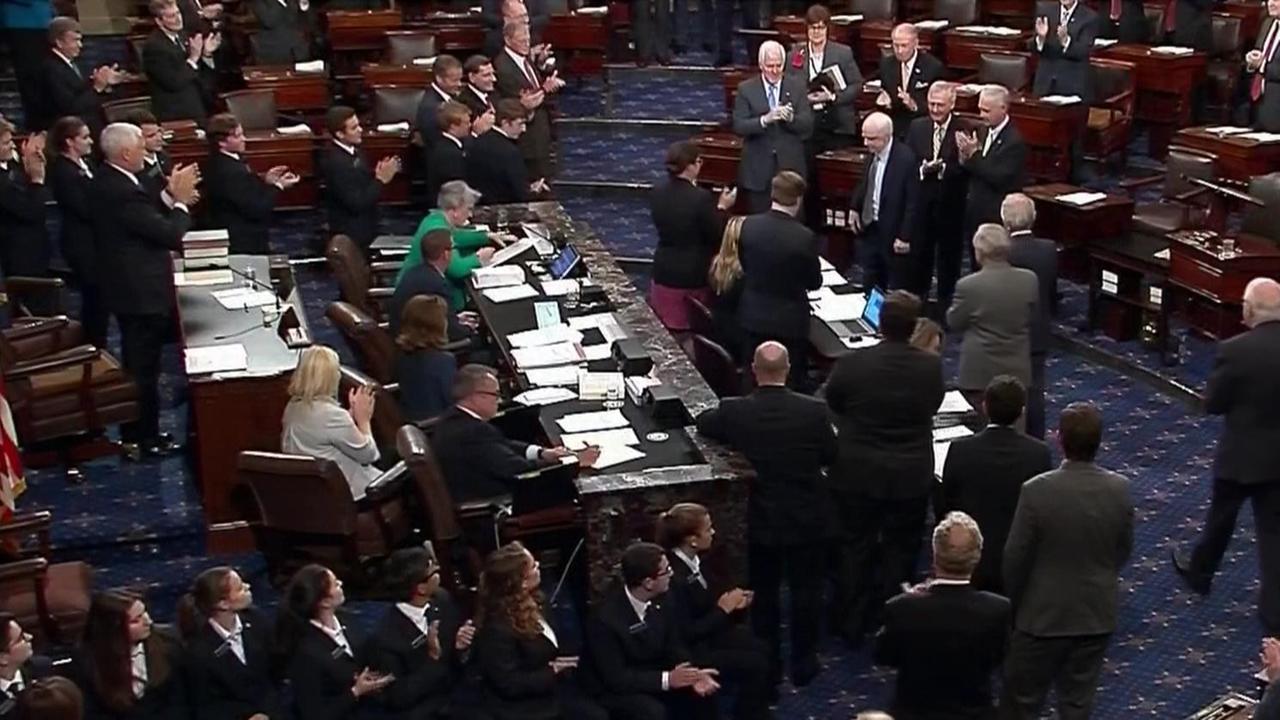 Mitglieder des US-Senats applaudieren John McCain: Aus der eigenen Partei braucht US-Präsident Trump künftig keinen Widerspruch mehr fürchten. Mitglieder des US-Senats applaudieren John McCain: Aus der eigenen Partei braucht US-Präsident Trump künftig keinen Widerspruch mehr fürchten.