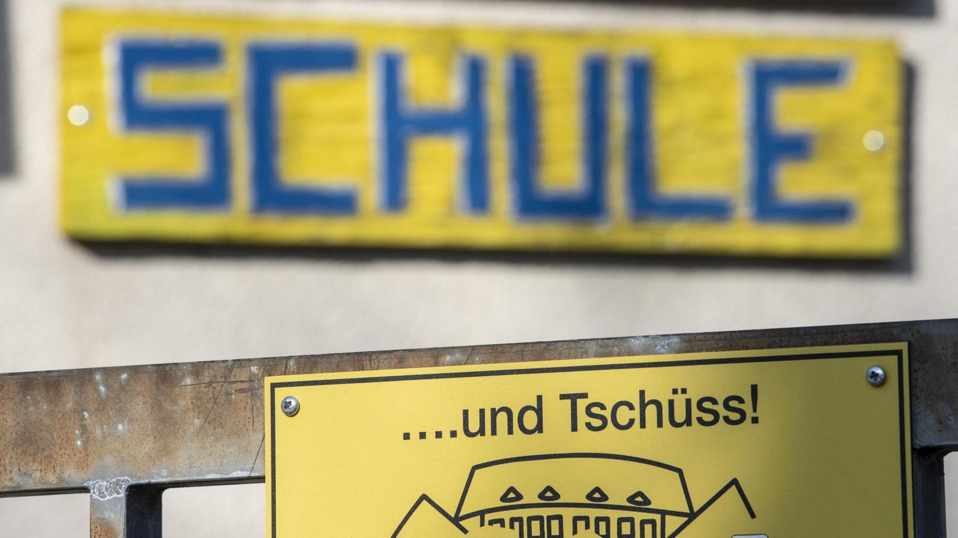 Weiterhin geschlossen ist eine Grundschule in Frankfurt im Zuge der Corona-Maßnahmen. Weiterhin geschlossen ist eine Grundschule in Frankfurt im Zuge der Corona-Maßnahmen.