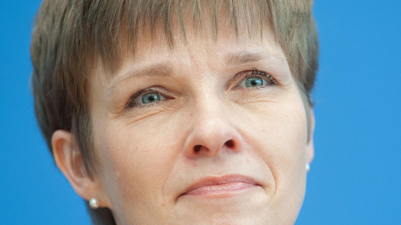 Die Wirtschaftsweise Claudia M. Buch, Professorin an der Otto-von-Guericke-Universität Magdeburg und Präsidentin des Instituts für Wirtschaftsforschung Halle, stellt am 13.11.2013 in Berlin mit Ihren Kollegen das Konjunkturgutachten der fünf Wirtschaftsweisen während einer Pressekonferenz vor. Die Wirtschaftsweise Claudia M. Buch, Professorin an der Otto-von-Guericke-Universität Magdeburg und Präsidentin des Instituts für Wirtschaftsforschung Halle, stellt am 13.11.2013 in Berlin mit Ihren Kollegen das Konjunkturgutachten der fünf Wirtschaftsweisen während einer Pressekonferenz vor.