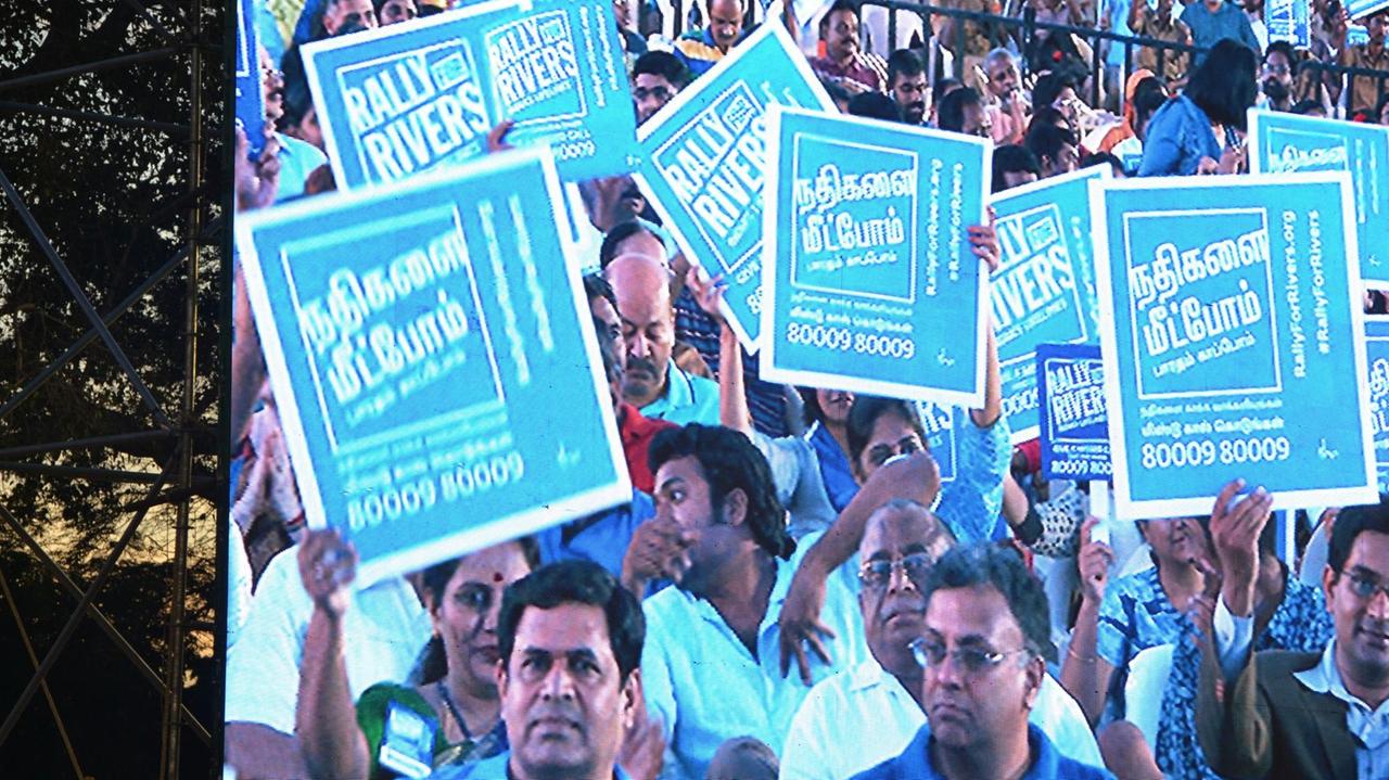 Das Publikum der "Rally for Rivers"-Kampagne im Südindischen Chennai hält Schilder hoch. Das Publikum der "Rally for Rivers"-Kampagne im Südindischen Chennai hält Schilder hoch.