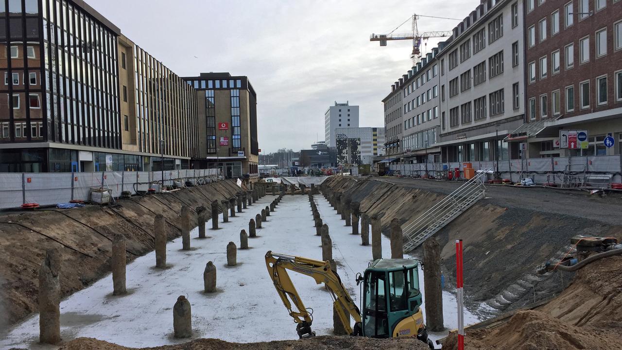 Bis zu Beginn des 19. Jahrhunderts war die Kieler Altstadt-Halbinsel von einem Ostseearm umgeben – nun soll die Stadt eine neue Mitte bekommen, Markenzeichen: der Kile-Kanal. Bis zu Beginn des 19. Jahrhunderts war die Kieler Altstadt-Halbinsel von einem Ostseearm umgeben – nun soll die Stadt eine neue Mitte bekommen, Markenzeichen: der Kile-Kanal.