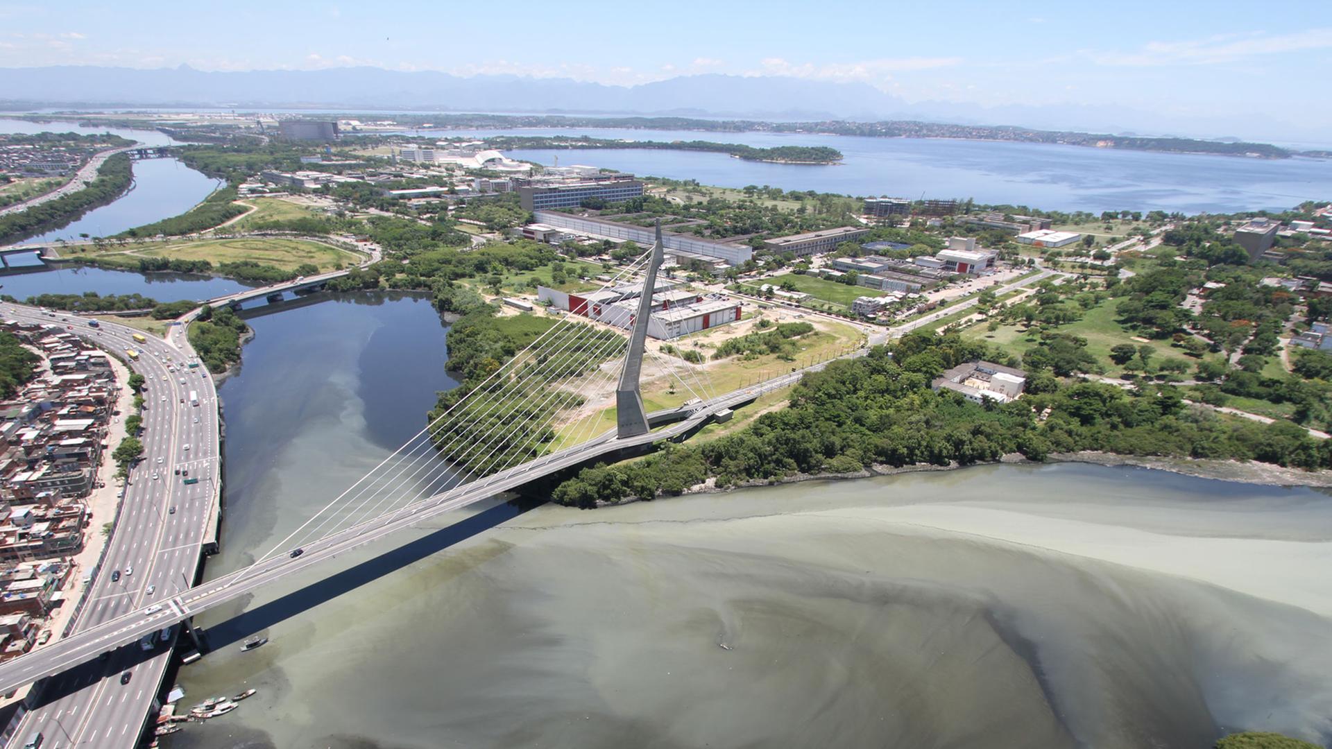 Der Fundão-Kanal an einer der Haupt-Einfahrtsstraßen von Rio de Janeiro vom internationalen Flughafen Der Fundão-Kanal an einer der Haupt-Einfahrtsstraßen von Rio de Janeiro vom internationalen Flughafen
