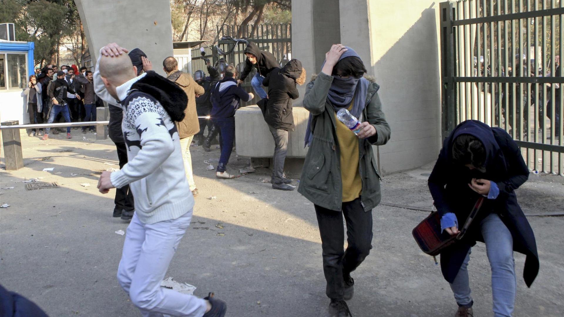 Dieses, von einem nicht bei AP beschäftigten Fotografen aufgenommenen Foto, das der AP ausserhalb des Irans zur Verfügung gestellt wurde, zeigt Studenten, die am 30.12.2017 in der Universität von Teheran (Iran) während Protesten gegen die Regierung vor der Polizei flüchten. Dieses, von einem nicht bei AP beschäftigten Fotografen aufgenommenen Foto, das der AP ausserhalb des Irans zur Verfügung gestellt wurde, zeigt Studenten, die am 30.12.2017 in der Universität von Teheran (Iran) während Protesten gegen die Regierung vor der Polizei flüchten.