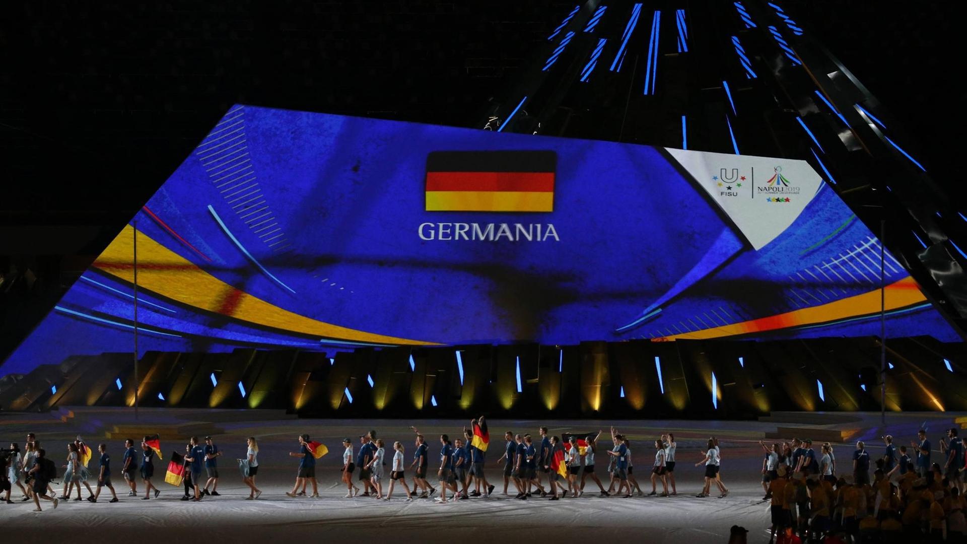 Die deutsche Mannschaft während der Eröffnungsfeier der 30. Universiade 2019 in Neapel. Die deutsche Mannschaft während der Eröffnungsfeier der 30. Universiade 2019 in Neapel.