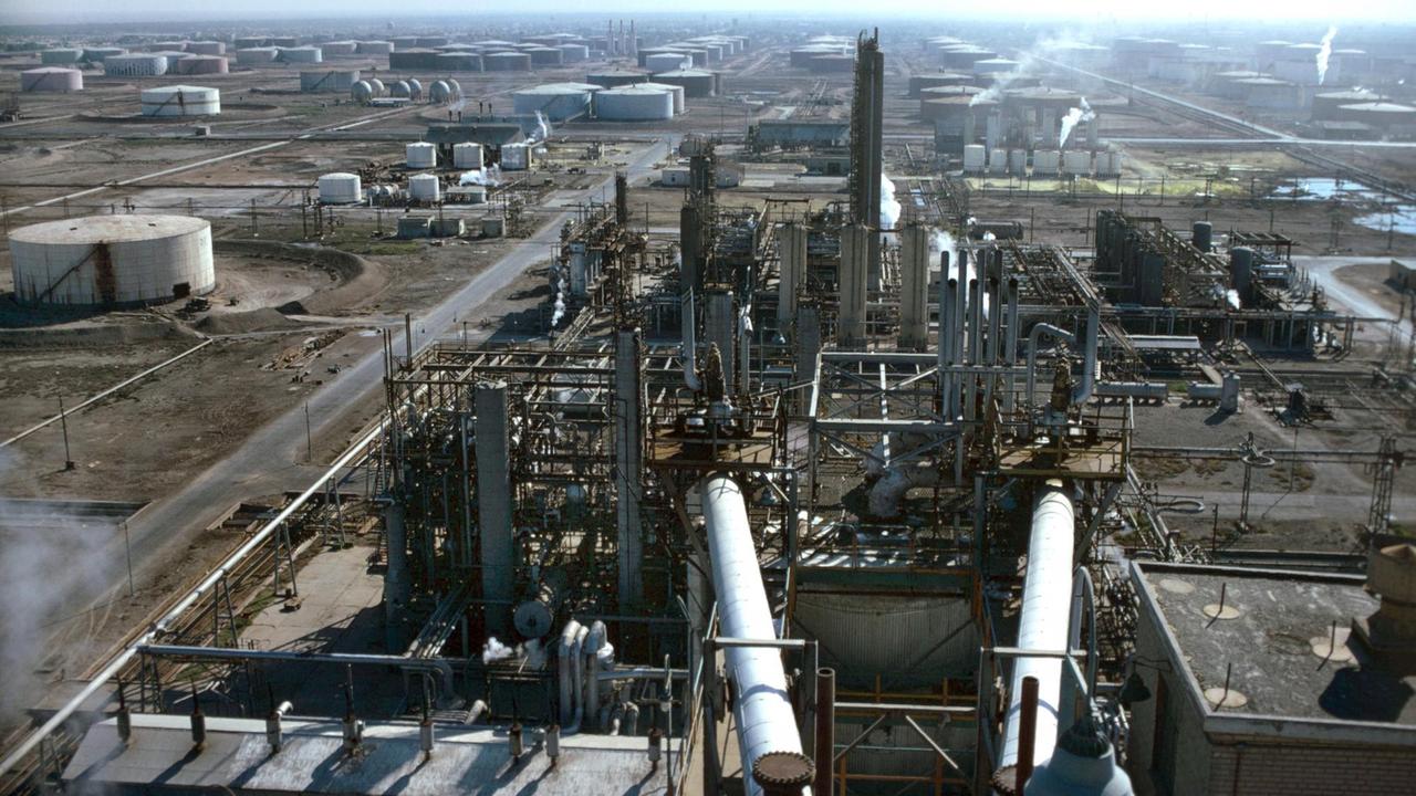 Blick auf die Raffinerie in Abadan im ältesten Erdölhafen am Persischen Golf, Hauptsitz der iranischen Erdölindustrie. (Aufnahme Ende der 70er Jahre). +++(c) dpa Blick auf die Raffinerie in Abadan im ältesten Erdölhafen am Persischen Golf, Hauptsitz der iranischen Erdölindustrie. (Aufnahme Ende der 70er Jahre). +++(c) dpa