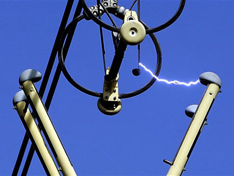 Funken springen über während der Schaltung einer 400-kV-Anlage im Umspannwerk des Stromversorgers RWE in Bockenheim.