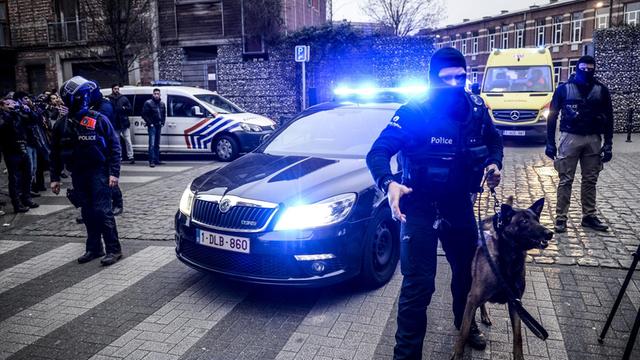 Die Polizei bei einem Einsatz am 18. März 2016 im Brüsseler Vorort Molenbeek gegen Terrorverdächtige im Zusammenhang mit den Pariser Anschlägen.