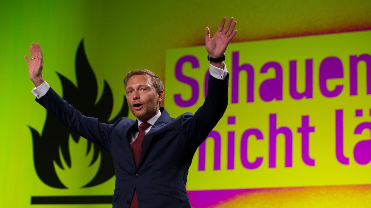 Christian Lindner steht nach seiner Rede beim FDP-Bundesparteitag in Berlin winkend auf der Bühne. Christian Lindner steht nach seiner Rede beim FDP-Bundesparteitag in Berlin winkend auf der Bühne.