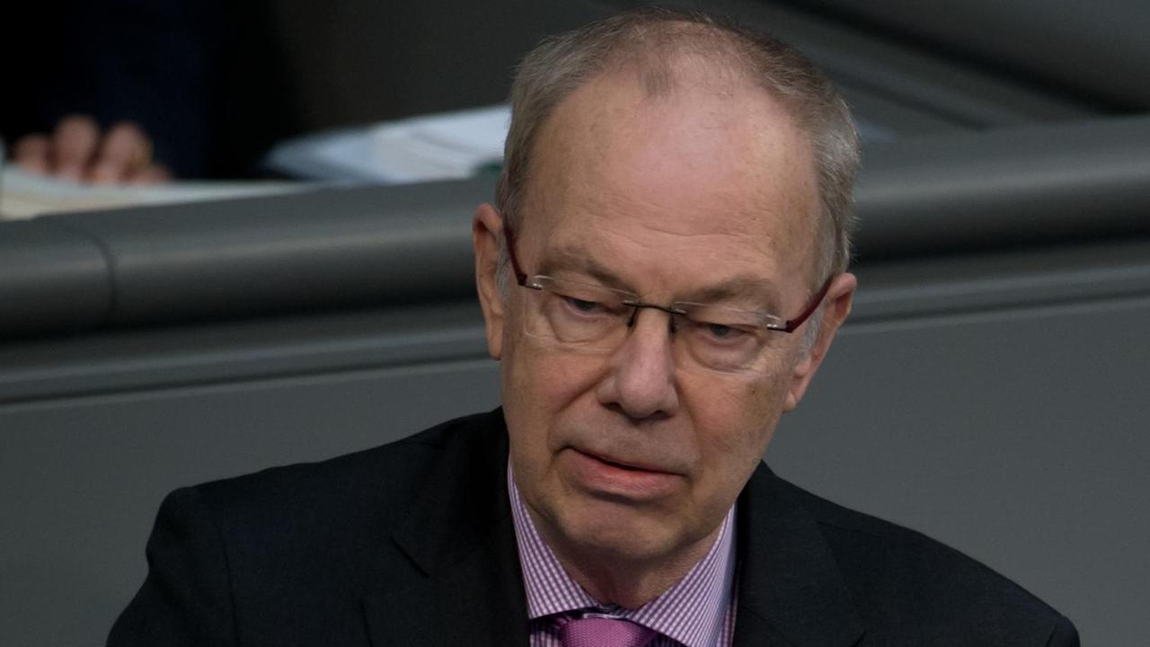 Rüdiger Veit (SPD) spricht am 06.03.2015 in Berlin während der Sitzung des Bundestages zum Bleiberecht und Aufenthaltsbeendigung. Rüdiger Veit (SPD) spricht am 06.03.2015 in Berlin während der Sitzung des Bundestages zum Bleiberecht und Aufenthaltsbeendigung.