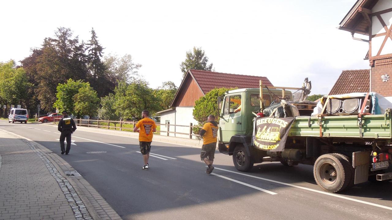 Tommy Frenck zieht mit Kameraden durch die Straßen von Themar. Tommy Frenck zieht mit Kameraden durch die Straßen von Themar.
