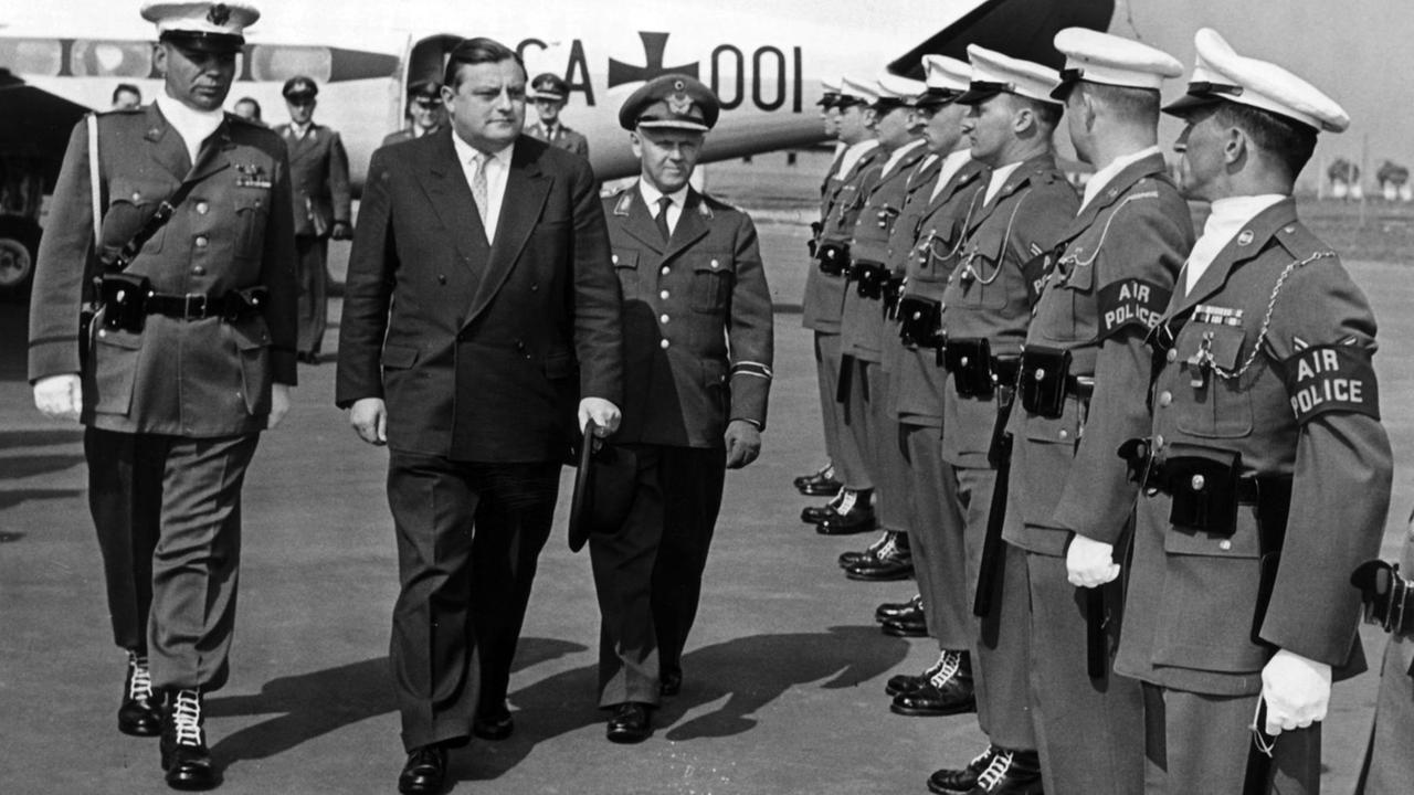 Bundesverteidigungsminister Franz Josef Strauss (M) und Generalleutnant Kammhuber (r) gehen am 18.05.1957 nach ihrer Ankunft auf dem Militärflughafen in Fürstenfeldbruck an einem Ehrenspalier der US-Luftwaffe vorbei. Zum ersten Mal beteiligte sich die Bundeswehr am "Tag der US-Streikräfte" der auf allen US-Stützpunkten gefeiert wurde. | Verwendung weltweit