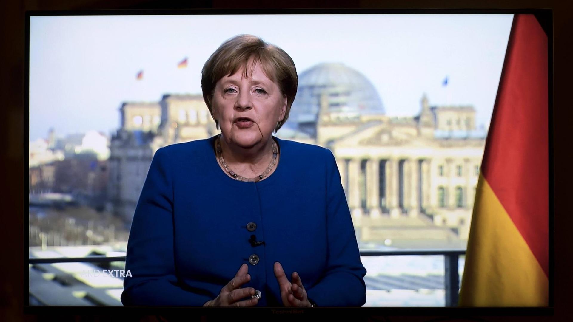 Angela Merkel ist im Fernsehen zu sehen. Zum ersten Mal in ihrer 15-jährigen Amtszeit wendet sie sich außerhalb der jährlichen Neujahrsansprache direkt an die Bevölkerung Angela Merkel ist im Fernsehen zu sehen. Zum ersten Mal in ihrer 15-jährigen Amtszeit wendet sie sich außerhalb der jährlichen Neujahrsansprache direkt an die Bevölkerung
