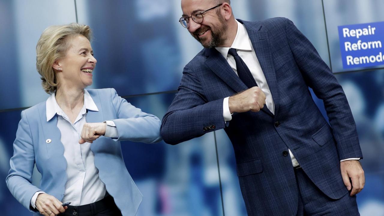 Ursula von der Leyen, Präsidentin der Europäischen Kommission, und Charles Michel, Präsident des Europäischen Rates, stoßen sich an den Ellbogen. Ursula von der Leyen, Präsidentin der Europäischen Kommission, und Charles Michel, Präsident des Europäischen Rates, stoßen sich an den Ellbogen.