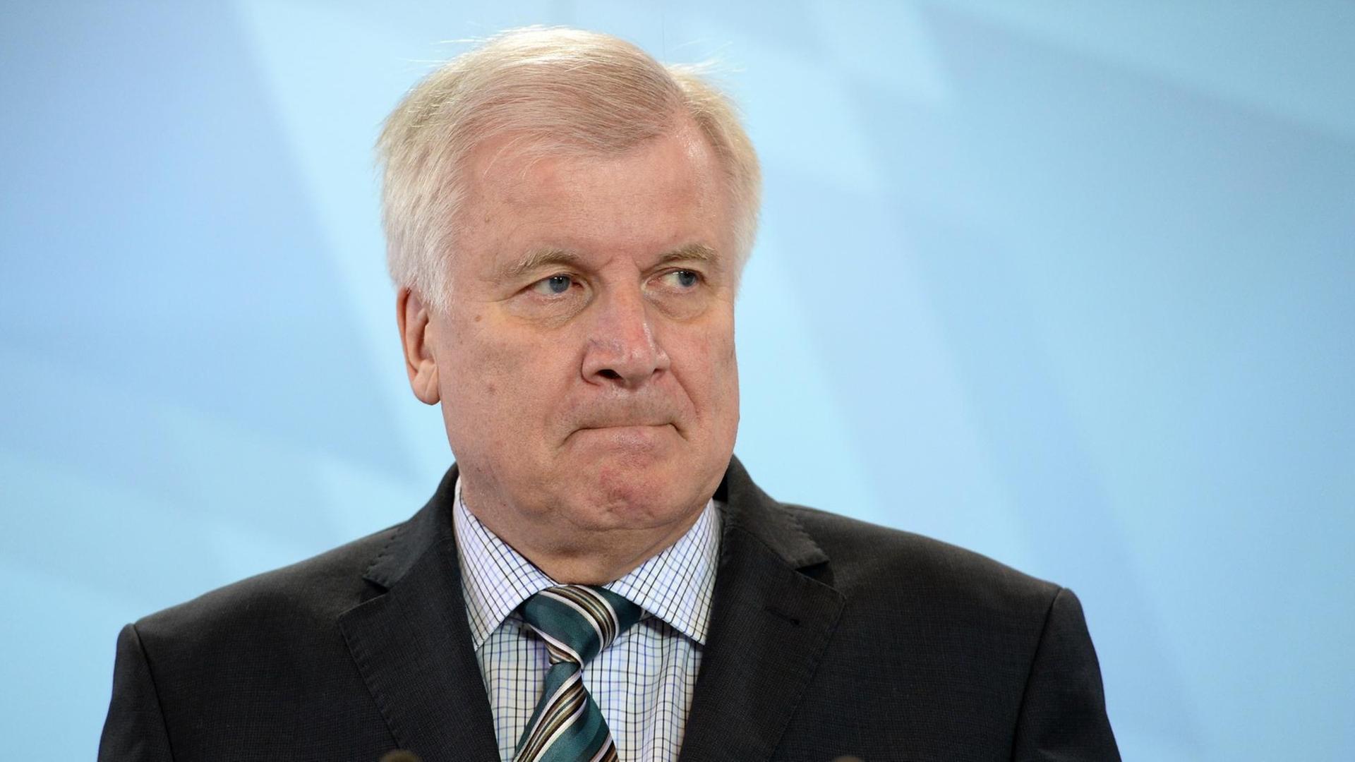 Der bayerische Ministerpräsident Horst Seehofer (CSU) spricht am 13.09.2015 in der Staatskanzlei in München (Bayern) auf einer Pressekonferenz nach einer Sondersitzung des bayerischen Kabinetts zur Flüchtlingslage. Der bayerische Ministerpräsident Horst Seehofer (CSU) spricht am 13.09.2015 in der Staatskanzlei in München (Bayern) auf einer Pressekonferenz nach einer Sondersitzung des bayerischen Kabinetts zur Flüchtlingslage.