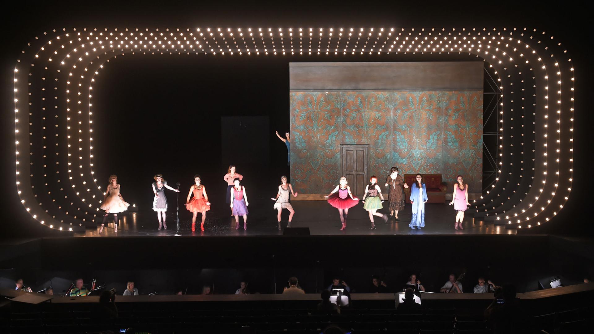 Ein Bühnenbild aus dem Stück "Verlobung im Traum" von Hans Krása während einer Probe im Badischen Staatstheater Karlsruhe. Ein Bühnenbild aus dem Stück "Verlobung im Traum" von Hans Krása während einer Probe im Badischen Staatstheater Karlsruhe.