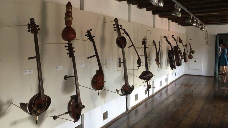 Die von Walter Smetak gebauten Instrumente hängen an einer Wand