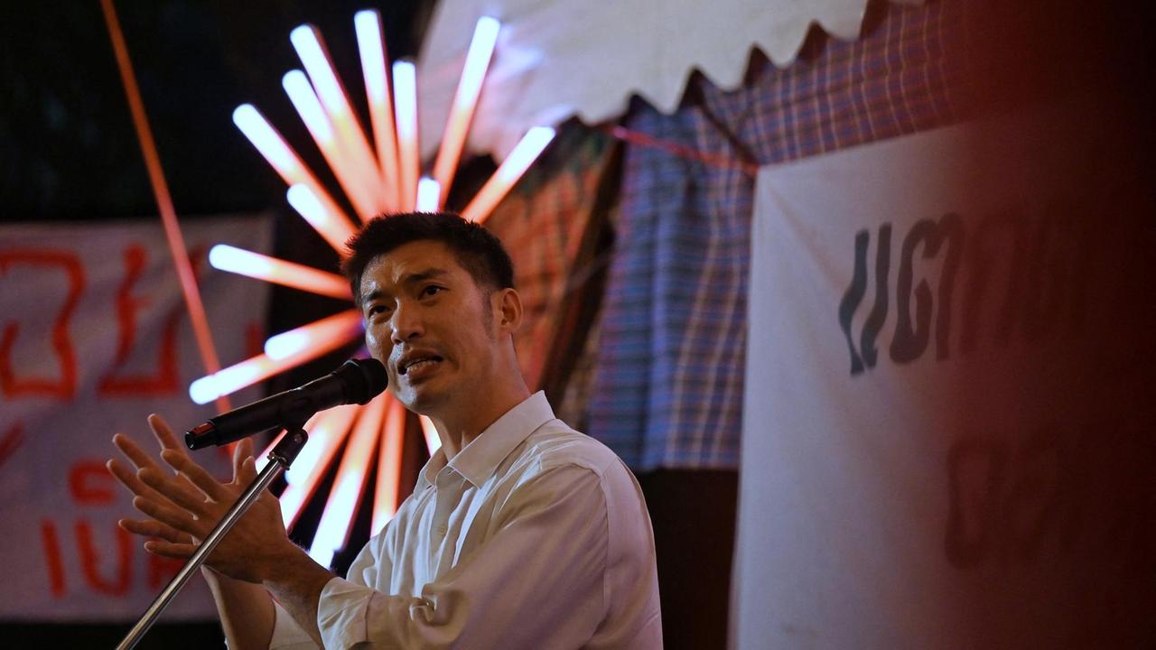 Thanathorn Juangroongruangkit spricht während einer Rede ins Mikrofon. Thanathorn Juangroongruangkit spricht während einer Rede ins Mikrofon.