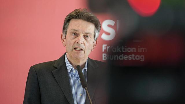 Rolf Mützenich im Porträt bei seinem Statement im Mai 2021 im Vorfeld der Fraktionssitzung der SPD Bundestagsfraktion im Reichstagsgebäude