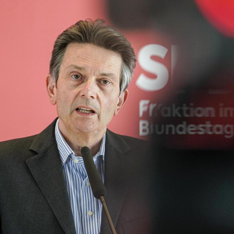 Rolf Mützenich im Porträt bei seinem Statement im Mai 2021 im Vorfeld der Fraktionssitzung der SPD Bundestagsfraktion im Reichstagsgebäude