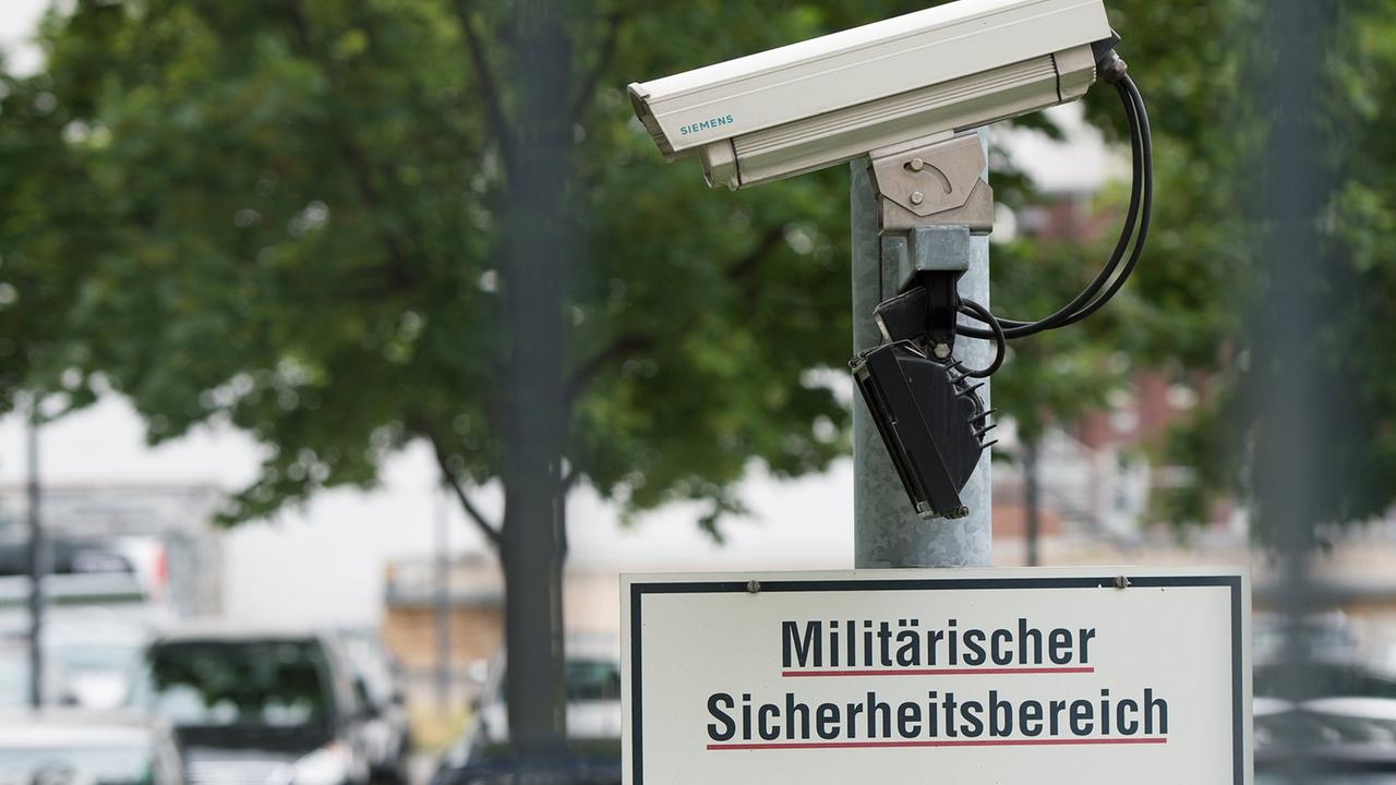 Überwachungskameras am Bundesverteidigungsministerium in Berlin. Überwachungskameras am Bundesverteidigungsministerium in Berlin.