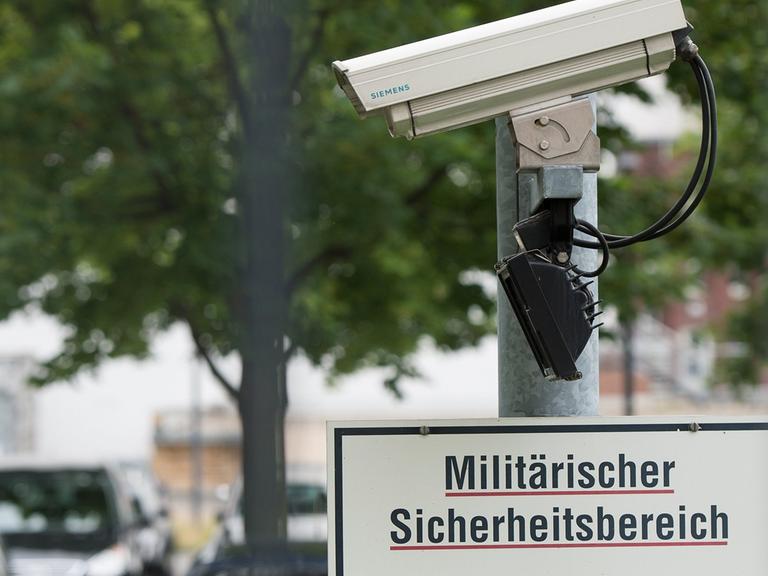 Überwachungskameras am Bundesverteidigungsministerium in Berlin.