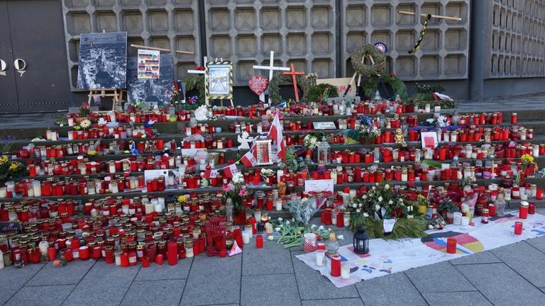 Kerzen und Kränze am Eingang der Kaiser-Wilhelm-Gedächtnis-Kirche am Breitscheidplatz in Berlin erinnern an den Terroranschlag auf den Weihnachtsmarkt am 19. Dezember 2016. Kerzen und Kränze am Eingang der Kaiser-Wilhelm-Gedächtnis-Kirche am Breitscheidplatz in Berlin erinnern an den Terroranschlag auf den Weihnachtsmarkt am 19. Dezember 2016.