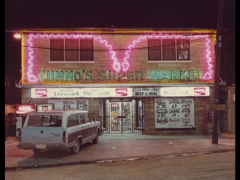 Das 1979 entstandene Werk "Zummo's Super Market" des US-amerkanischen Fotokünstlers Jim Dow (*1942)