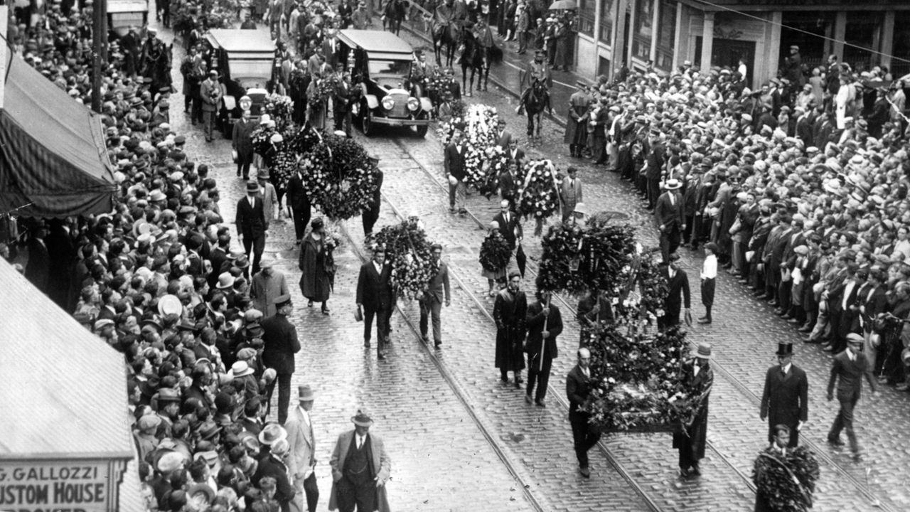 Tausende von Menschen säumen die Straßen New Yorks während des Trauerzugs für die Hingerichteten. Der Fall der amerikanischen Anarchisten italienischer Herkunft, Sacco und Vanzetti, erregte in den 20er Jahren weltweit Aufsehen und Empörung. Tausende von Menschen säumen die Straßen New Yorks während des Trauerzugs für die Hingerichteten. Der Fall der amerikanischen Anarchisten italienischer Herkunft, Sacco und Vanzetti, erregte in den 20er Jahren weltweit Aufsehen und Empörung.