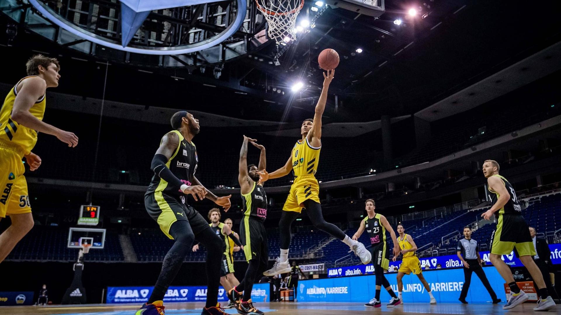 Szene aus dem Basketball-Bundesliga-Spiel Alba Berlin gegen medi Bayreuth am 12.02.2021 vor leeren Rängen. Alba-Spieler Maodo Lô wirft auf den Korb. Szene aus dem Basketball-Bundesliga-Spiel Alba Berlin gegen medi Bayreuth am 12.02.2021 vor leeren Rängen. Alba-Spieler Maodo Lô wirft auf den Korb.