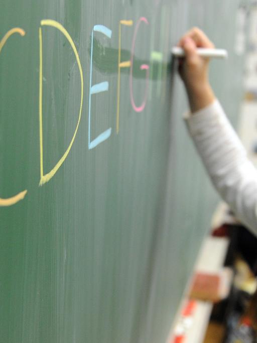 Eine Schülerin einer zweiten Klasse schreibt am 19.10.2012 in einer Schule in Hamburg das ABC an die Tafel.
