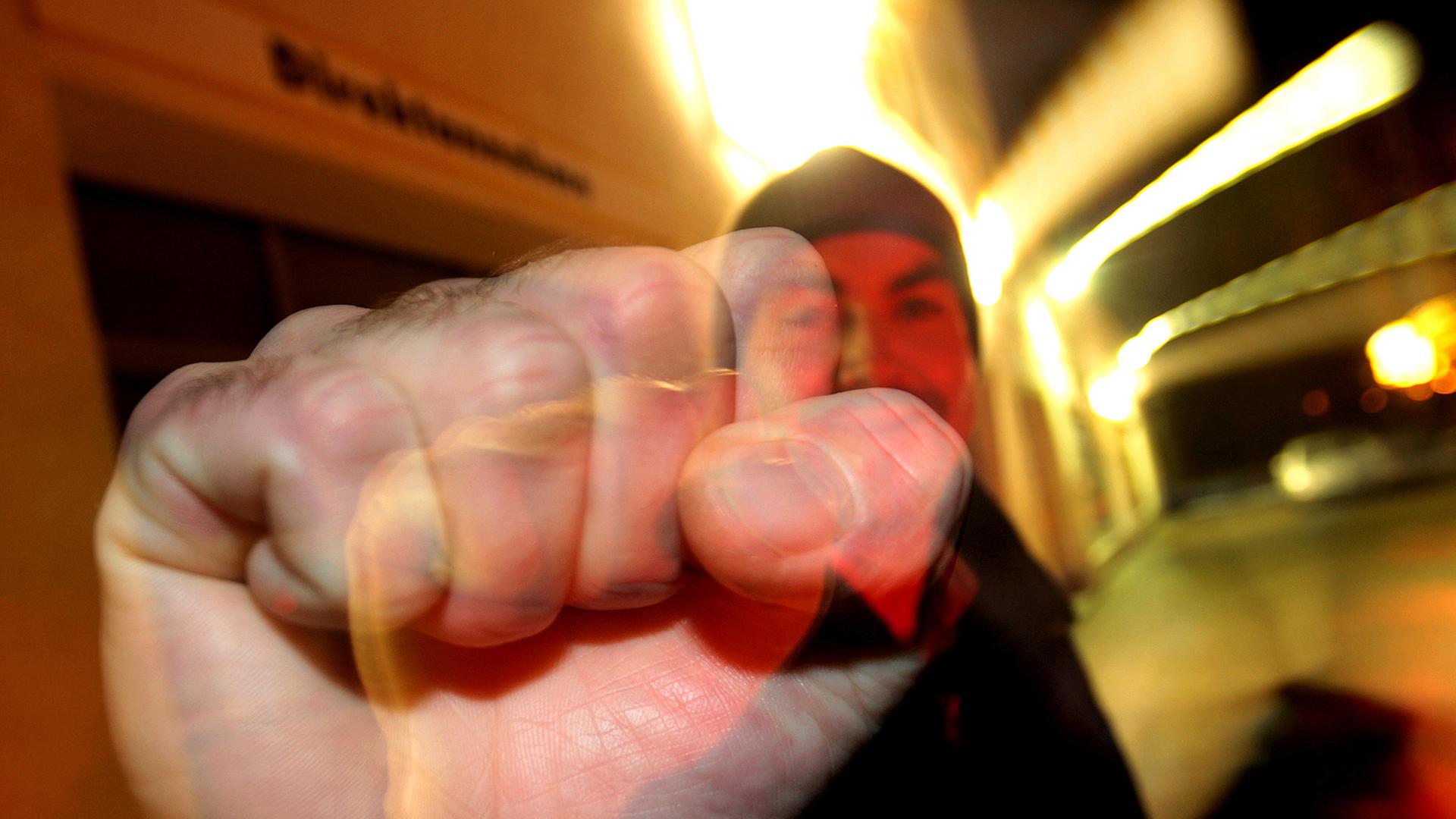 Ein junger Mann hebt seine geballte Faust