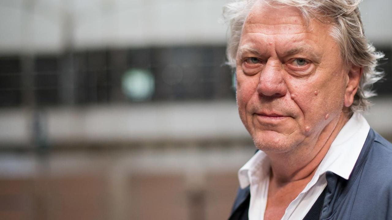 Der Niederländer Johan Simons, bis 2017 Intendant der Ruhrtriennale, ab 2018/2019 Intendant am Schauspielhaus Bochum.Johan Simons, Intendant der Ruhrtriennale, posiert am 03.08.2016 in Bochum (Nordrhein-Westfalen) in der Jahrhunderthalle nach einer Pressekonferenz zur Ruhrtriennale 2016. Foto: Maja Hitij/dpa | Verwendung weltweit Der Niederländer Johan Simons, bis 2017 Intendant der Ruhrtriennale, ab 2018/2019 Intendant am Schauspielhaus Bochum.Johan Simons, Intendant der Ruhrtriennale, posiert am 03.08.2016 in Bochum (Nordrhein-Westfalen) in der Jahrhunderthalle nach einer Pressekonferenz zur Ruhrtriennale 2016. Foto: Maja Hitij/dpa | Verwendung weltweit