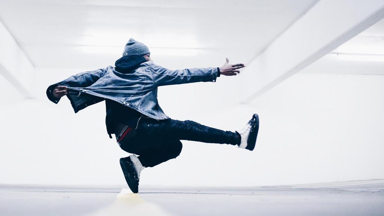 Ein junger Mann in selbstbewusster Pose bei einem Sprung. Ein junger Mann in selbstbewusster Pose bei einem Sprung.