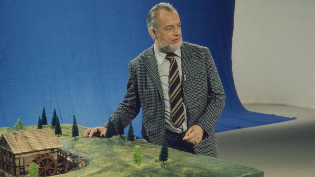 Moderator Hoimar von Ditfurth 1975 im Fernseh-Studio bei der Aufzeichnung der ZDF- Wissenschaftssendung "Querschnitt" Moderator Hoimar von Ditfurth 1975 im Fernseh-Studio bei der Aufzeichnung der ZDF- Wissenschaftssendung "Querschnitt"