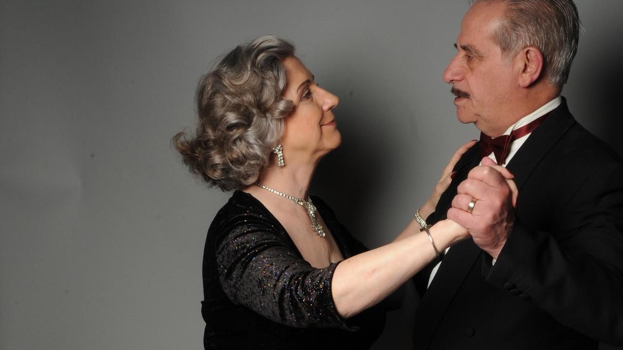 Die Tangolehrer Heidi Schumacher und ihr Mann Julián Rojo tanzen argentinischen Tango. Die Tangolehrer Heidi Schumacher und ihr Mann Julián Rojo tanzen argentinischen Tango.