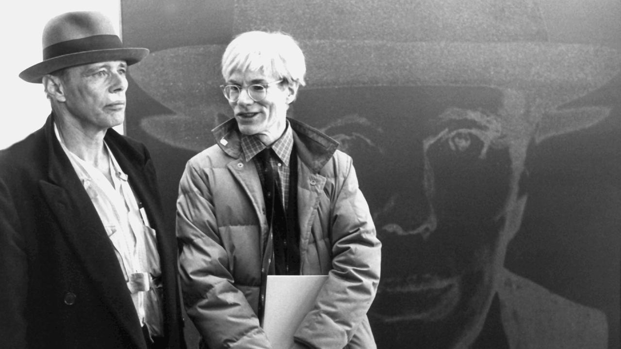 Andy Warhol (rechts) und Joseph Beuys (links), aufgenommen am 3. März 1982 in der Berliner Nationalgalerie vor dem Bild "Porträt Joseph Beuys" von Warhol Andy Warhol (rechts) und Joseph Beuys (links), aufgenommen am 3. März 1982 in der Berliner Nationalgalerie vor dem Bild "Porträt Joseph Beuys" von Warhol