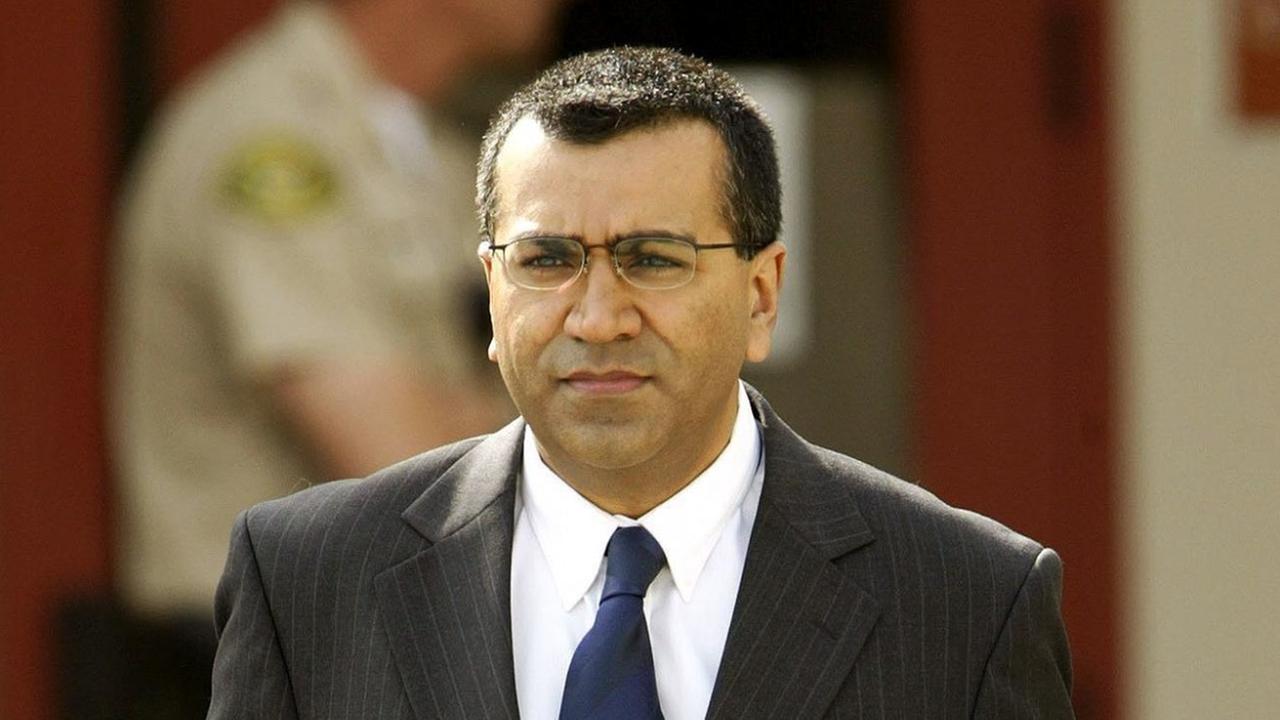 British documentary filmmaker Martin Bashir leaves the Santa Barbara County Superior Court in Santa Maria, California, Tuesday, 01 March 2005. Bashir made a film of US pop star Michael Jackson. It was Mr Bashir's documentary which led to the court case, after showing the 46-year-old pop star holding hands with a 13-year-old boy and admitting he regularly shared his bed with children. EPA/JOHN G. MABANGLO +++(c) dpa - Report+++ | British documentary filmmaker Martin Bashir leaves the Santa Barbara County Superior Court in Santa Maria, California, Tuesday, 01 March 2005. Bashir made a film of US pop star Michael Jackson. It was Mr Bashir's documentary which led to the court case, after showing the 46-year-old pop star holding hands with a 13-year-old boy and admitting he regularly shared his bed with children. EPA/JOHN G. MABANGLO +++(c) dpa - Report+++ |