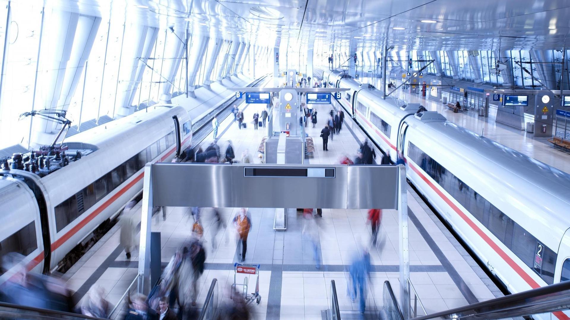 ICE-Züge am Flughafenbahnhof, Frankfurt am Main, Hessen, Deutschland, Europa | imageBROKER / picture alliance | Verwendung weltweit, Keine Weitergabe an Wiederverkäufer. ICE-Züge am Flughafenbahnhof, Frankfurt am Main, Hessen, Deutschland, Europa | imageBROKER / picture alliance | Verwendung weltweit, Keine Weitergabe an Wiederverkäufer.